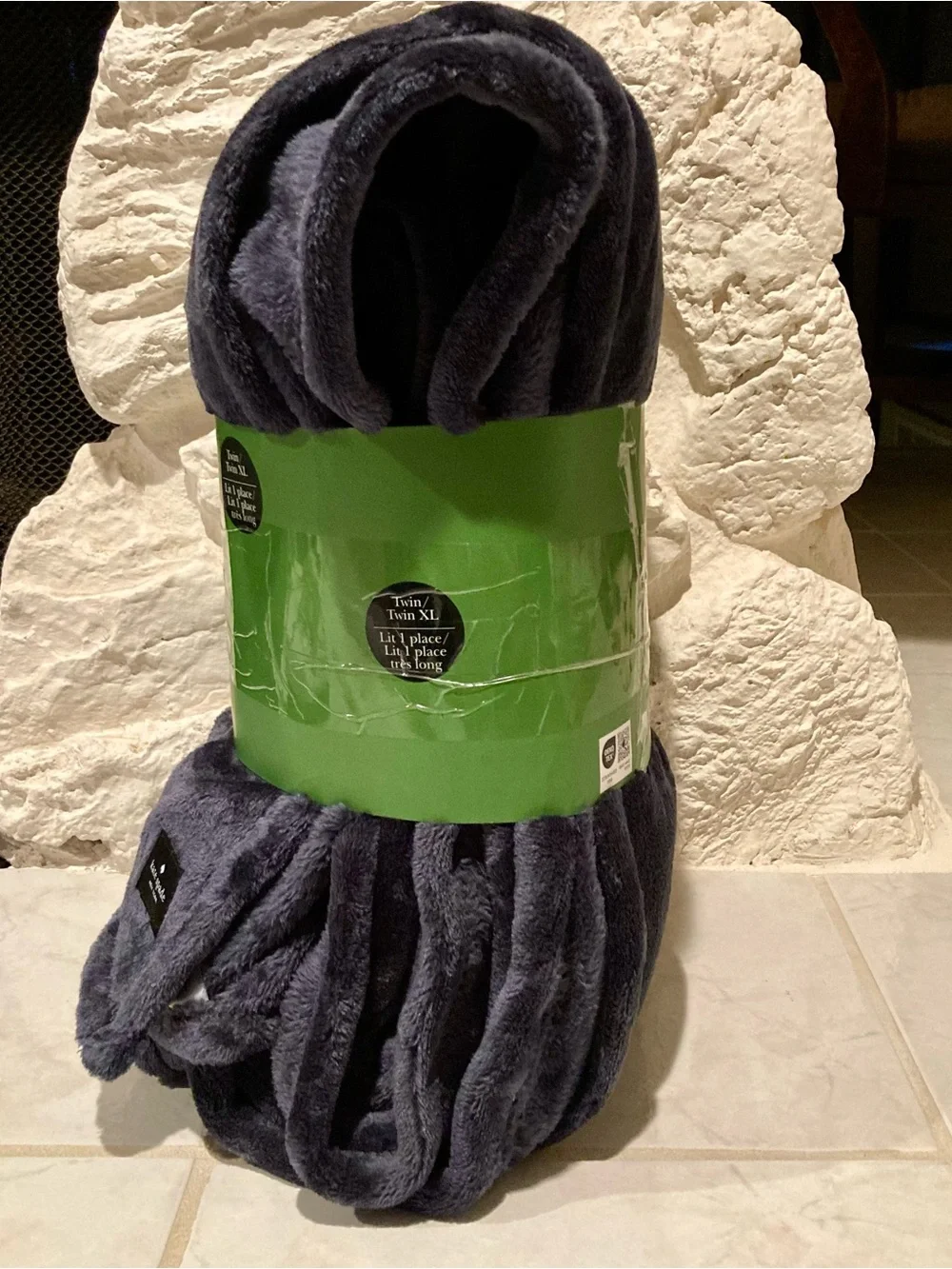 COLLEGE READY!! kate spade Plush Throw Blanket in Deep Navy Blue- Twin XL